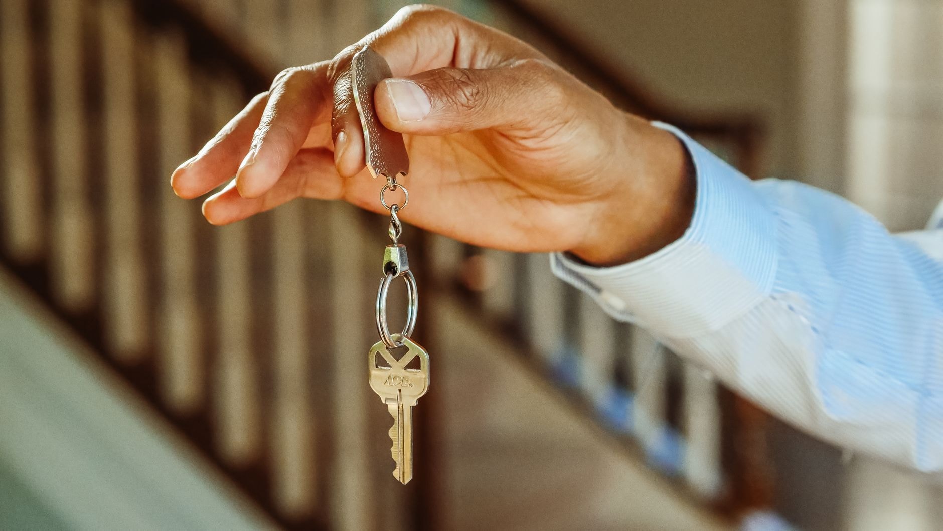 Remise des clés d'un appartement loué entre propriétaire et locataire